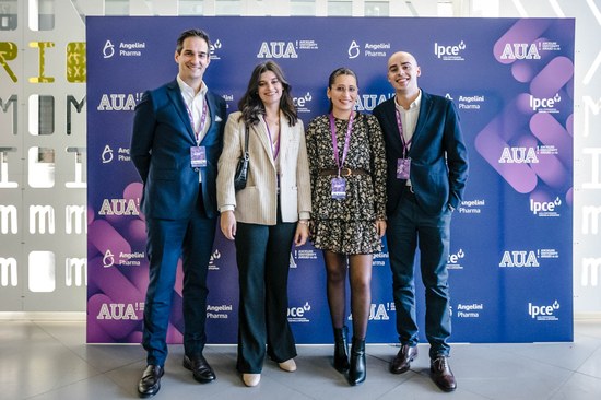 (da drt. para esq.) João Fernandes, Joana Rodrigues, Inês Bernardino, Daniel Filipe Borges. Os restantes membros da equipa de investigação (ausentes da foto) foram o diplomado Abrantes Chivale,  Profª Joana Isabel Soares e Prof. Telmo Pereira (ESTeSC-IPC) e Prof. Alberto Leal  (Centro Hospitalar Psiquiátrico de Lisboa).