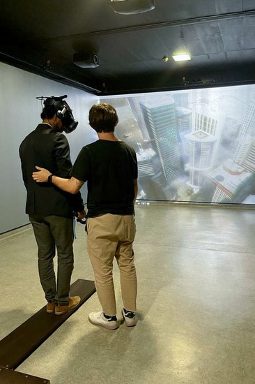 Membro da Comitiva da Uni Mindelo experimentou o equipamento de Realidade Virtual existente no LabRP do Centro de Investigação em Reabilitação